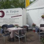 im Außenbereich bei Sonne schmeckt Kaffee und Kuchen