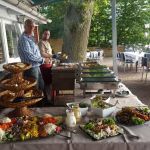 zur Party ist alles bereit Buffet auf der Terrasse
